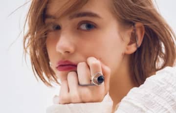 「近距離に強い」美容のプロが毛穴を隠すときに使う「塗ってる感なし」コスメ