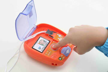 本物そっくり！しゃべるAEDおもちゃ付きムック発売　操作を追体験できるこだわりのデザイン