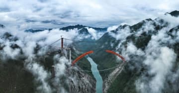 古牛河で建設進む特大のアーチ橋　中国貴州省