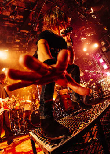 【ライヴレポート】INORAN、リヴァイヴ・ツアー＜Determine 2025＞最終公演で見た”旅の続き”