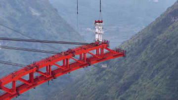 古牛河で建設進む特大のアーチ橋 中国貴州省