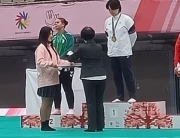 ろう学校生徒たちが「トレイベアラー」で大会参加　選手入場時にハイタッチ、エスコートも　様々な役割でデフリンピック運営に参画