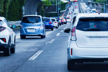 7000万超えのフェラーリが高速道路で “ブレーキを踏みすぎ” てコントロールを失い縁石に突っ込み大渋滞に 「たぶん橋のてっぺんで前走車などが急に見えてブレーキ踏んでしまってコントロールを失ったんじゃね？」「フェラーリ テスタロッサをベースとしたケーニッヒ コンペティション エボリューションですね