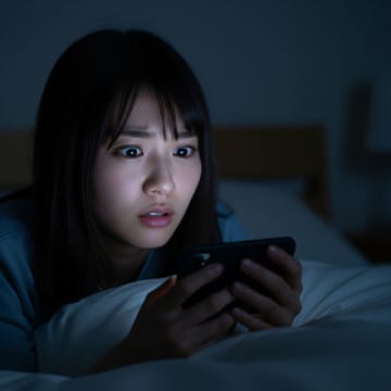 「今日は早く寝る」と言った彼…深夜3時のアプリ通知が『真実』を教えてくれた【短編小説】