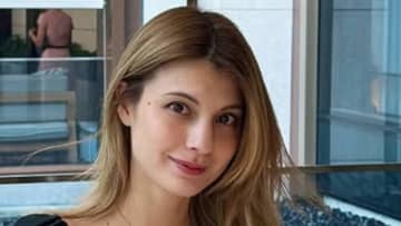 「魅力的な美脚美女」マギー エレガントなミニ丈黒ドレスで美脚＆美デコルテ披露！バンコクの高級ホテルを満喫ショット