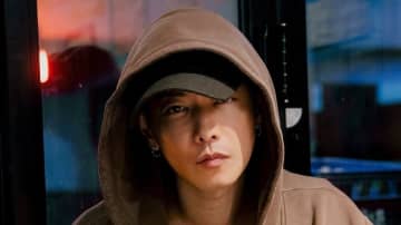 “色気ダダ漏れ” 佐藤健 アジアツアーオフ姿に世界中が大歓喜！カメラをじっと見つめ…韓国グルメを豪快に堪能する姿に「麺を食べる最もセクシーな男ですね」