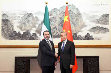 王毅氏、シリア暫定政府外相と会談