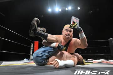 「これ本当にプロレスか？」史上初の“バンクハウスVHSビデオテープデスマッチ”はおもちゃ箱をひっくり返したような名試合に！