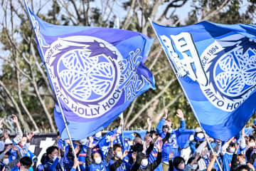 ｢誰?!このカッコいい人!｣Jリーグ英語版がJ2水戸指揮官の“クールな立ち姿ショット”公開！｢海外に森直樹がばれてしまう！｣とカリスマ性を感じさせる1枚