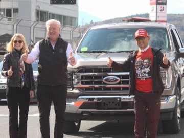 “MAGA”の帽子も…トヨタ・豊田会長がサーキットで『アメリカ愛』をアピール「皆がウィナーになる方法を模索」
