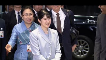 愛子さま伝統舞踊の出迎えにラオス語で「ありがとうございます」　公式訪問先ラオスの首都ビエンチャン到着