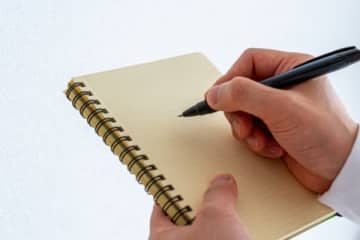 営業成績トップの同僚、裏の顔は「社内ウォッチング」のプロ　職場の「中年カップルの動向」ノートに記録する執念