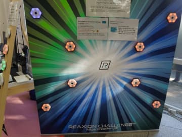 光ったら触るだけ。シンプルな反応速度デバイス　社員の「認知機能可視化」に活用も