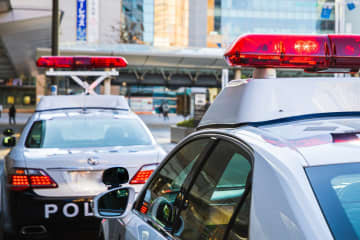 15歳の女子高生が『無免許』で車を運転 “歩行者を無視” したことで警察が追跡するも車に突っ込む 交際相手も同乗「運転できたってことは、今でも時々やっていたんじゃないかな」「彼氏の車なら任意保険使えないし、タクシーの損害は実費だな・・・」