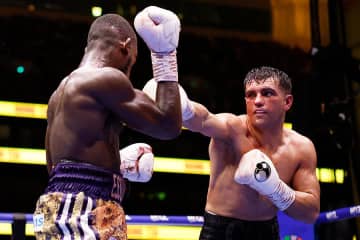 被弾ボクサーがリング外に飛ぶ　壮絶TKO劇に騒然「寝ようと思ったけど…」「信じられない」