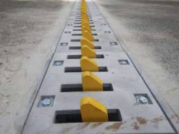 NEXCO東日本、高速の「逆走防止」へ抜本対策　埋め込み式ブレードなど設置へ