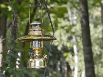 【無骨キャンプ】ランタンスタンドのタイプ別のおすすめ商品を上級キャンパーが厳選紹介！