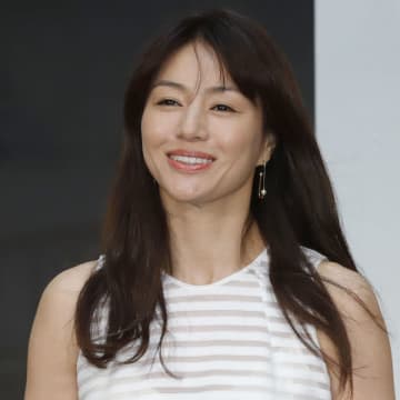 井川遥49歳「アラフィフに見えない」胸元ざっくりドレス&太もも大胆露出にネットため息