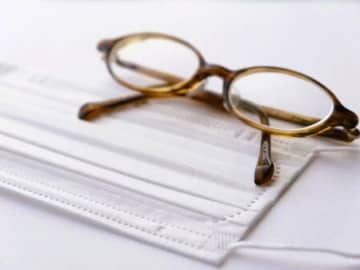 「マスクでメガネが曇らない」裏ワザ！家にあるモノを使えば簡単に解決できるんです♪