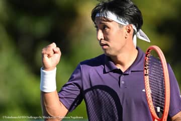 内山靖崇 「気持ちよくプレーできる時間が少なかった」と不満げもストレート勝ちで2回戦へ[横浜慶應チャレンジャー]