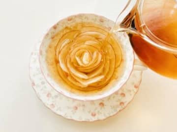 なんて優雅なんだ…！大人の癒し時間に"りんごのバラ紅茶"がかわいすぎる♡驚くほど簡単に作れますよ！