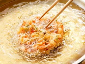 天ぷらの衣に入れるだけで〈ふんわり＆サクサク〉！老舗天ぷら屋さんの裏ワザ解禁します♪