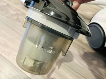 『掃除機のゴミ捨て』が劇的ラクになる方法！フローリングワイパーを1枚入れるだけで→断然スムーズに♪