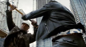 ジェイソン・ステイサム　バケツ、ツルハシ、セメント袋で”工具アクション”　「ワーキングマン」本編映像