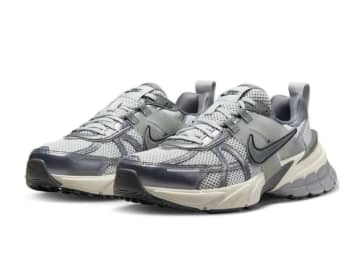 毎日履きたい「名品」！【NIKE】の「V2Kラン」が大人コーデと相性抜群！