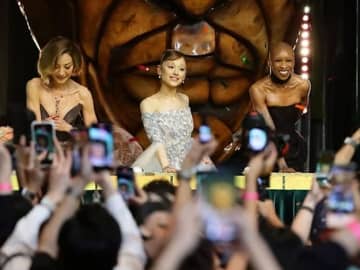 「最低な行為」イベントに男が乱入しアリアナ・グランデの肩に手を回す→本人は動揺を隠せず…