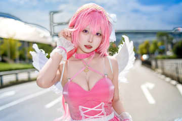 【コスプレ】ピンクのミニスカドレスが似合う新人レイヤーが可愛いすぎ！『NIKKE』ドロシーの美脚×絶対領域がまぶしい【写真7枚】