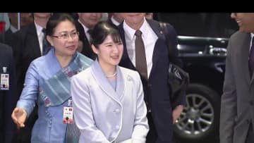 愛子さま両手を合わせ現地流あいさつ披露されラオス語で「ありがとう」　初めての公式訪問先ラオス・ビエンチャンで伝統舞踊や花束の出迎え