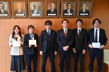 「函館市を人口減少から救え」DIT社内コンテスト受賞2チームが函館市の大泉市長を訪問　ドローンやバーチャル空間で地域活性化を提案