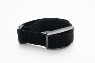 ポラール、画面のないスマートウォッチ「Loop」。“自分のペースで”データ確認