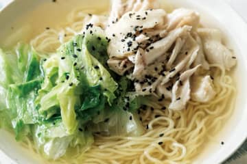 袋麺でOK！ パパっと簡単！ シンプルなスープが美味しい「鶏手羽とレタスの鶏だし汁麺」のレシピ