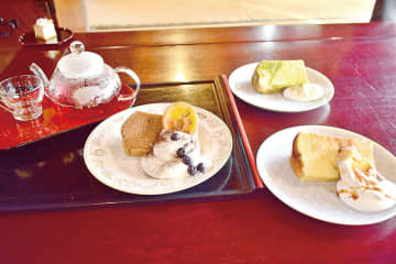 自家製に果物添えて　横瀬の「茶屋武甲」　糀と米粉のシフォンケーキ　豆乳ホイップと季節ごとの果物をそえて提供