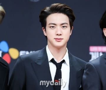 BTS ジンにキスした50代の日本人女性、強制わいせつ容疑で在宅起訴