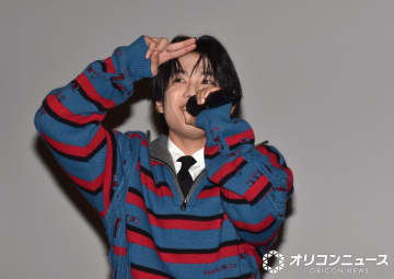 AmBitious真弓孟之、人生初の映画舞台あいさつに登壇　自己紹介ギャグ披露「許可を得ていますので、ご了承ください」