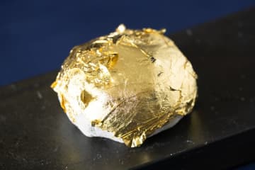 今年、史上最高値を更新した“金”にあやかってキラキラの金箔をまとった伝説の大福が7年ぶりに復活！「ジャンボ金箔大福」　11月21日(金)から期間・数量限定販売年末ジャンボ宝くじ持参の購入者に当店名物の元祖いちご豆大福を1個プレゼント