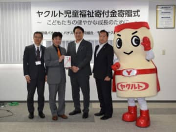 千葉県パチンコ・パチスロ店協同組合と千葉ヤクルト　児童福祉施設へ100万円寄付