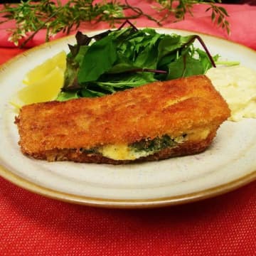 【揚げたサーモンのサクサク食感がたまらない♡】バジルの香りがアクセント！中からとろ〜りチーズのサーモン挟み揚げ Collaboration With DAIGOも台所