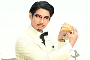 賀来賢人、カーネル・サンダース姿でイベント登壇　KFCへの愛語る「日本で一番と言ってもいいぐらい」