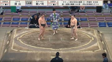 親方“激おこ” 3度の立ち合い不成立…組み合った力士を“強制ストップ”の珍事