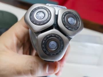 肌が弱くても深剃り！『フィリップス i9000 プレステージ ウルトラ』は敏感肌対応していた【電気シェーバー】