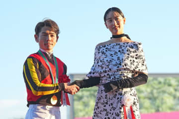 「美しすぎました」「貴婦人」京都競馬場に降臨、人気女優の優雅なロングドレス姿に感激の声が続出「衣装お似合いです」