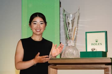 表彰式会場は拍手喝采 新人賞・山下美夢有が60秒の英語スピーチに込めた思い