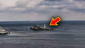 「キタ！コレ！」“激流に浮かぶ無人島”の『大型魚』を狙った結果…。「水中映像がすごすぎ」「映像美だわ」などの反響多数！