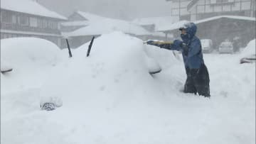 青森・酸ヶ湯の積雪85cmは11月中旬で20年ぶり大雪…北海道・青森に今季初の警報　19日にかけ東北から北陸山沿いで雪広がり平地で初雪も