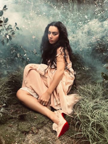 チャーリーxcx、映画『嵐が丘』サントラより「Chains of Love」MV公開