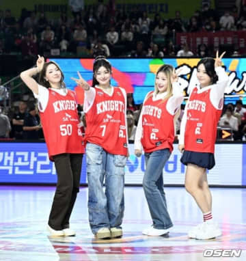 【PHOTO】FIFTY FIFTY、バスケットボールのハーフタイムショーに出演！試合も観戦し全力で応援